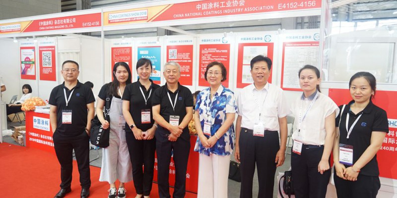 中國(guó)涂料工業(yè)協(xié)會(huì)秘書長(zhǎng)閻永江一行參觀展臺(tái)