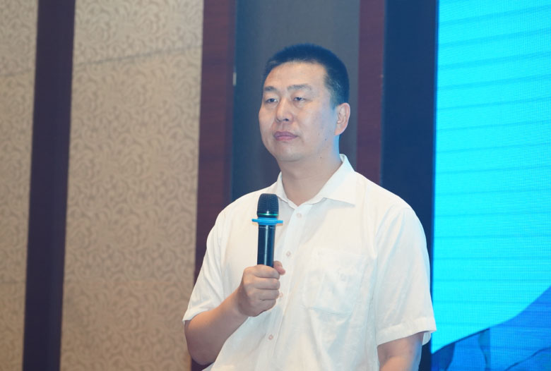 中國(guó)涂料工業(yè)協(xié)會(huì)代秘書長(zhǎng)劉杰主持大會(huì)并致辭