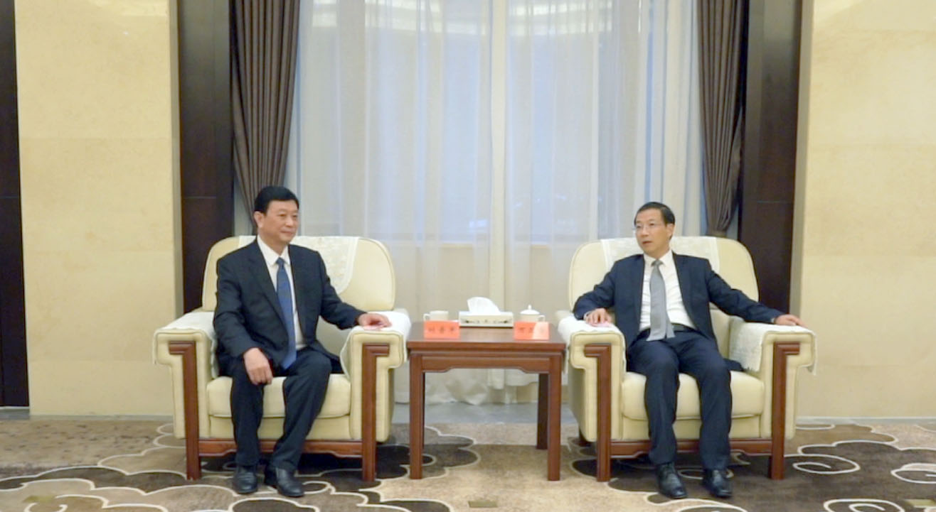 中國(guó)涂料工業(yè)協(xié)會(huì)會(huì)長(zhǎng)劉普軍與濮陽(yáng)市市委書(shū)記萬(wàn)正峰會(huì)談