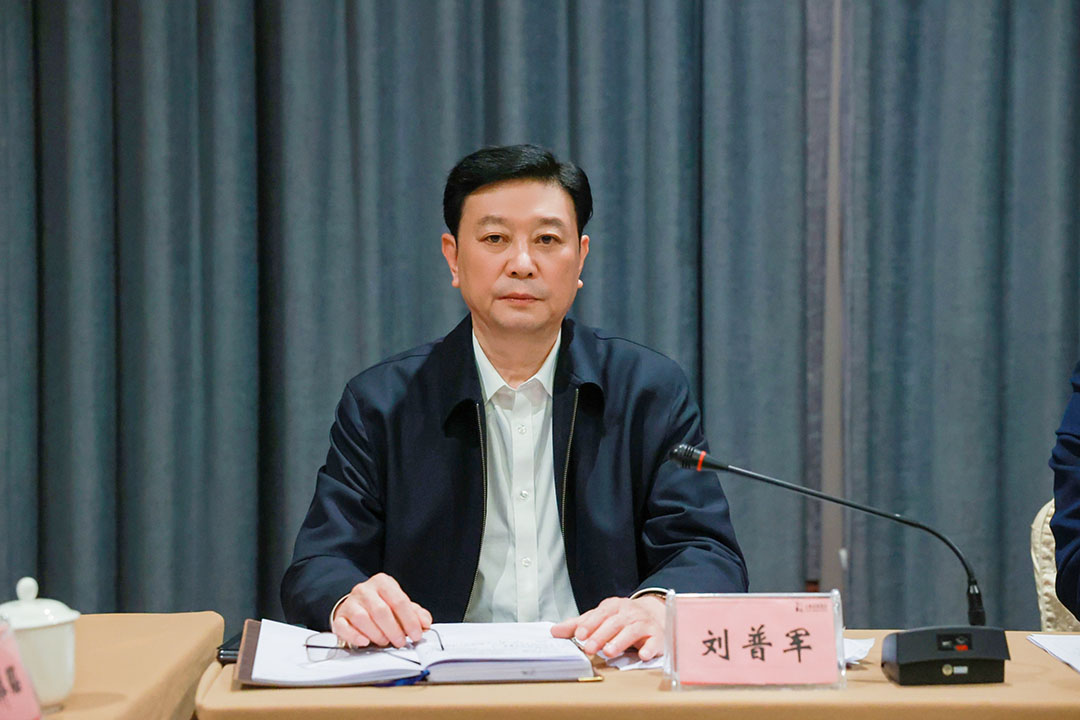 中國涂料工業(yè)協(xié)會會長劉普軍主持會議并致辭