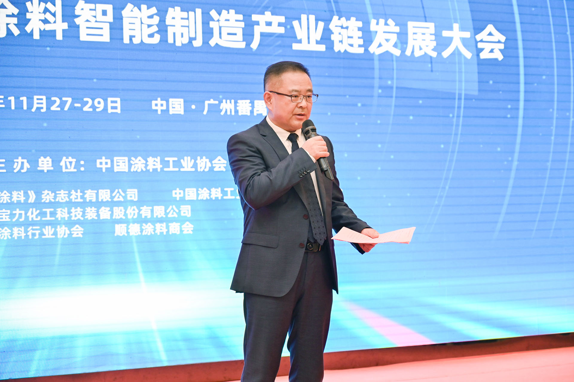 中國涂料工業協會副秘書長趙中國主持大會